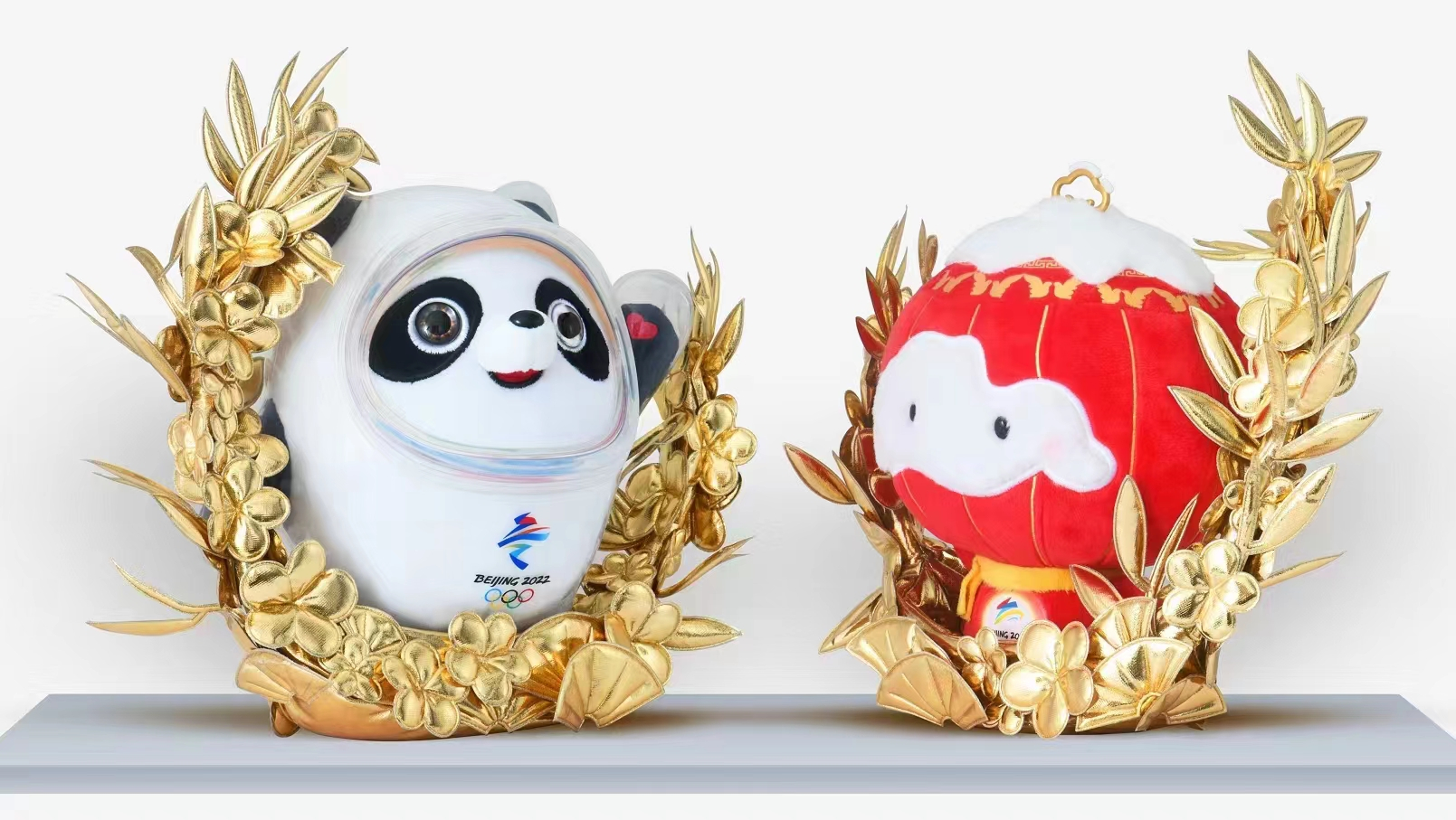 冠軍手上的限量版“冰墩墩” 底座上的花環是啥植物？泰華玩具告訴你