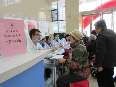 樂齡同行，健康相伴——市六醫院攜手晚報俱樂部為老人送上冬日暖陽